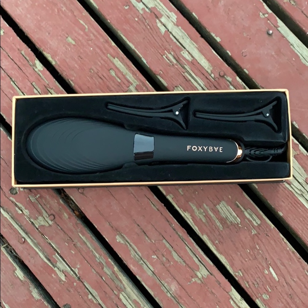 Foxybae straightening brush